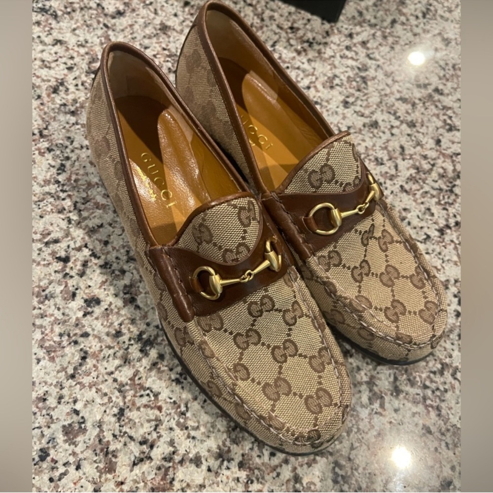 Gucci Women's Beige and Brown Loafers with Gold Accent Size-8 NWT Marked bottom - Picture 2 of 4